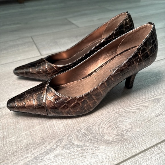 Easy‎ Street Chiffon Pumps 2.5” Kitten Heel 8.5M Bronze Brown Patent Crocodile - Picture 1 of 13